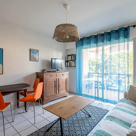 Apartment T2 Avec Terrasse Et Parking Proche Ocean - Fr-1-50-160 *