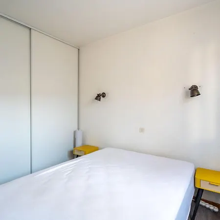Appartement T2 Avec Terrasse Et Parking Proche Ocean - Fr-1-50-160 *